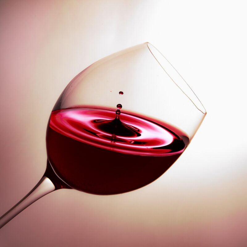 Descubre qué son los vinos fortificados, cómo se elaboran y los estilos más emblemáticos —Jerez, Oporto y Madeira— en una guía completa sobre estos vinos con historia.