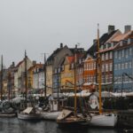 En el corazón de Copenhague destaca el equilibrio entre espacios verdes y desarrollos modernos. El barrio de Ørestad, por ejemplo, se ha convertido en un referente internacional